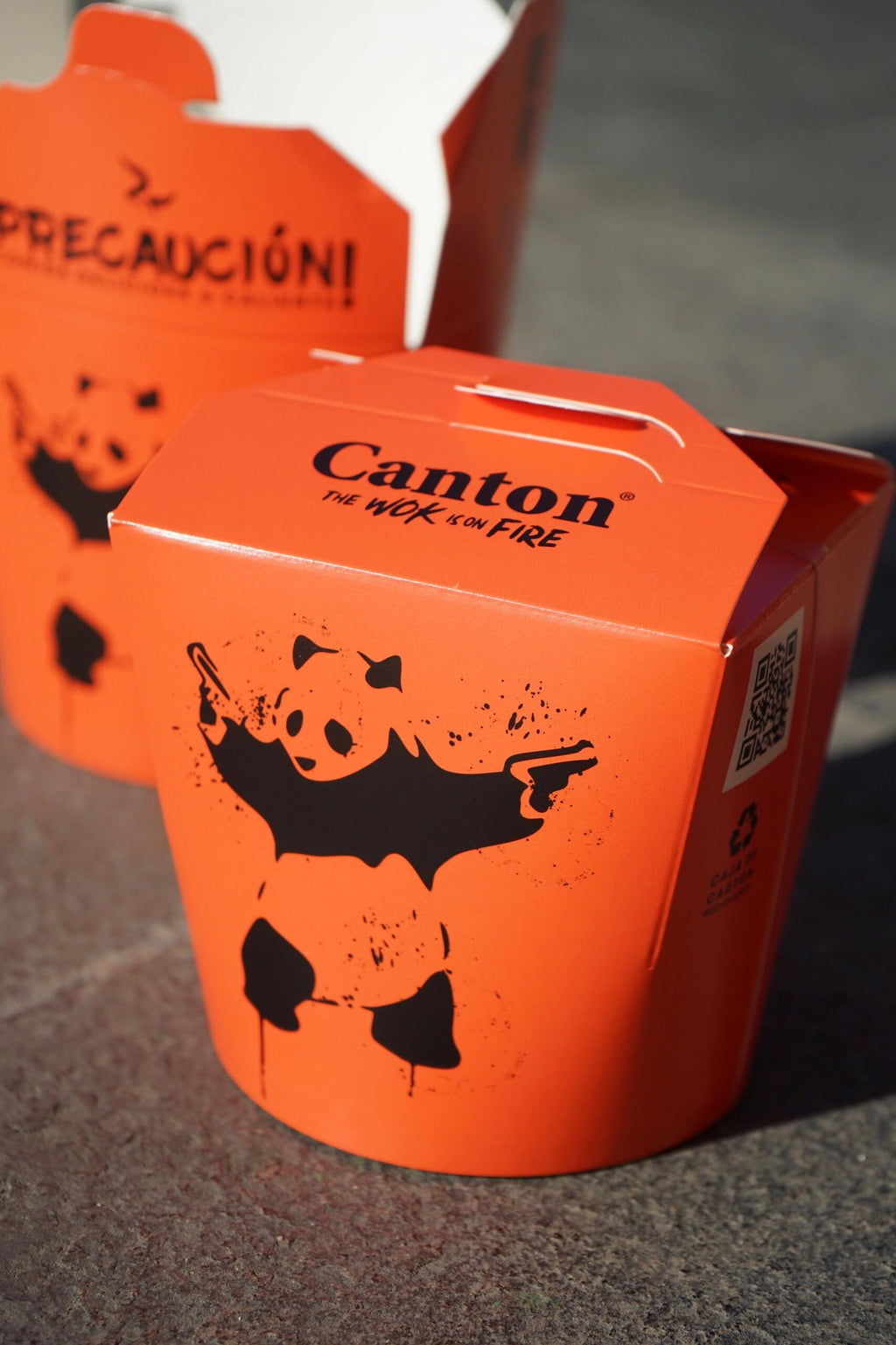 Custom 16oz paper noodle boxes by YongFa Packaging, leak-proof takeout containers with dual PE coating for food delivery.